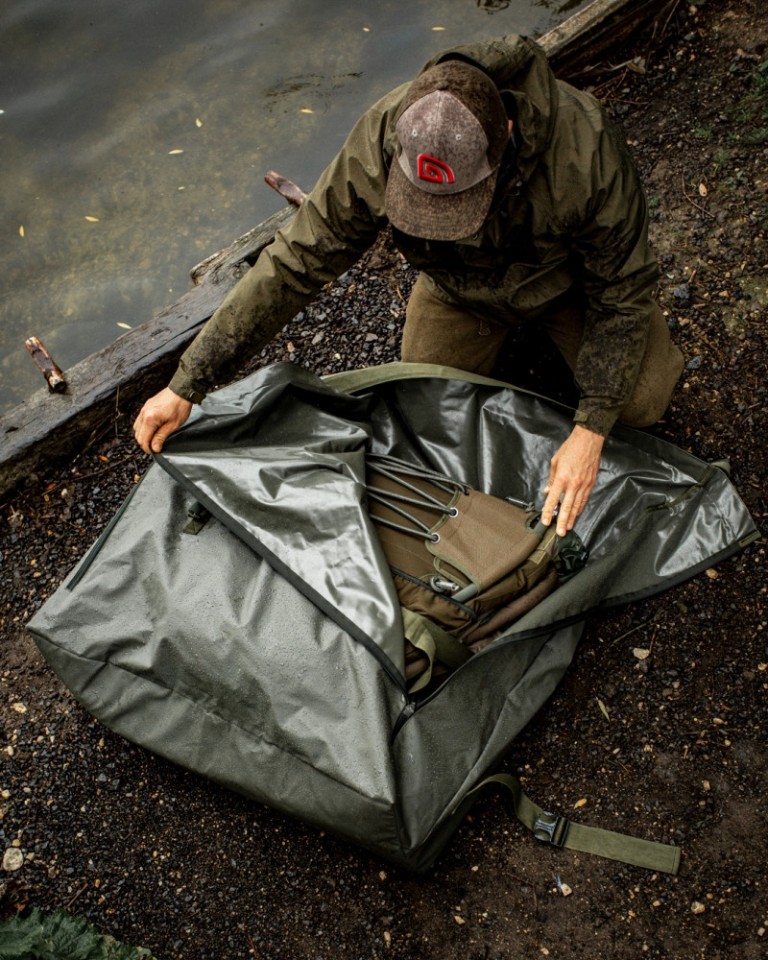Trakker NXG Downpour Roll-Up Bed Bag - Vízálló ágytartó táska
